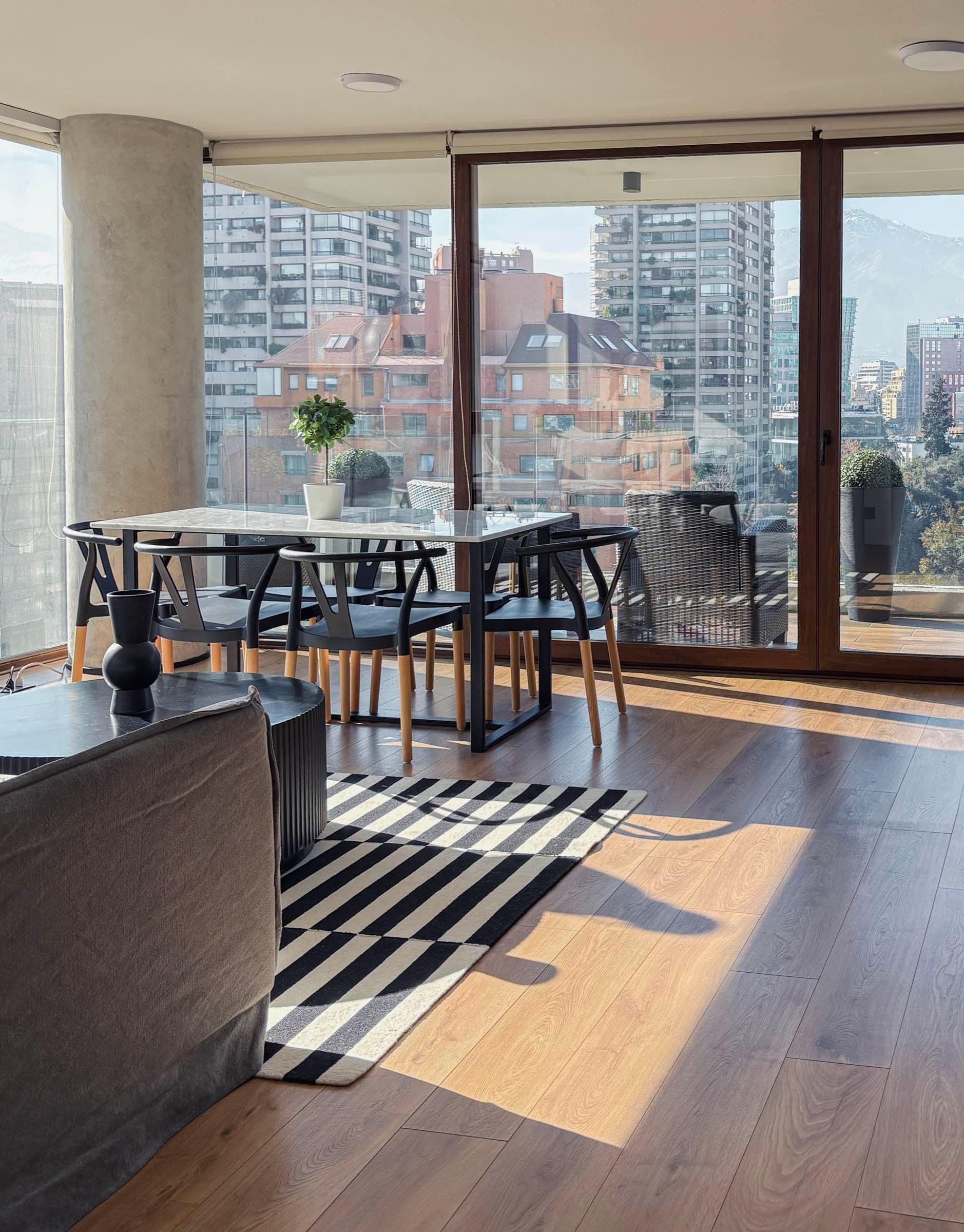 Living en planta abierta de un departamento At Home